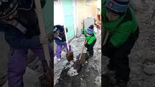 Дети долбят лёд на улице