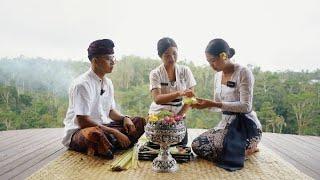 The Kayon Jungle Resort - Making Balinese Offering