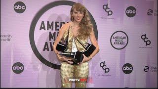 Taylor Swift looks stunning poses with all her 6 Awards Backstage at 2022 AMAs