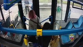 Воровка в автобусе стащила деньги у женщины с двумя детьми
