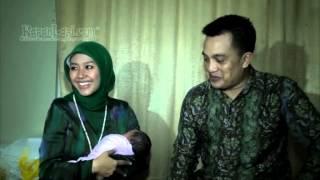 Gita & Suami Kompak Jadi Pengasuh Bayi