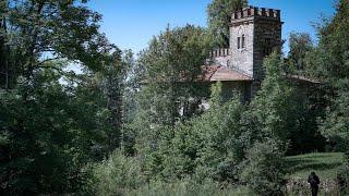 LA CASA CASTELLO DI UNO STILISTA ABBANDONATA TRA LE MONTAGNE ITALIANE DENTRO CÈ ANCORA TUTTO