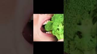 Едят брокколи