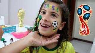 Mãe e filha brincando de maquiagem artística para copa do mundo  MARIA CLARA E JP