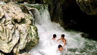 Seru Anak-Anak Mandi di Sungai Alami Belakang Rumah