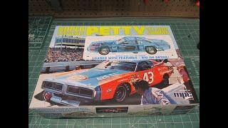 Richard Petty 1973 Dodge Charger 426 Hemi #43 Stock Car NASCAR 116 Scale Model Kit Review Unboxing