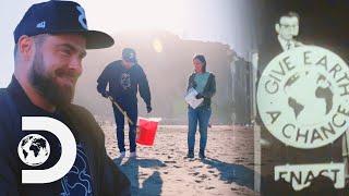 Zac Efron Helps Clean Up A Californian Beach And Learns About Earth Day  Great Global Clean Up