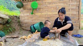 The young mother alone takes care of her child and prepares food for the farm.  Du Duyên daily life