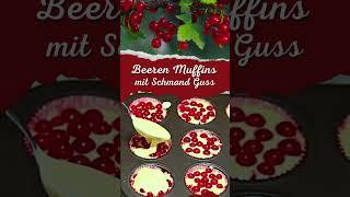 Beeren-Muffins-Rezept mit einem Twist unglaublich saftig und fruchtig Rezept mit Schmand-Guss