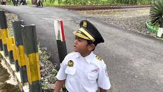 CEKING PALANG PINTU PERLINTASAN KERETA API TANPA TANDA LAMPU DAN JALUR KERETA API KEBASEN JPL 389