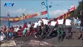 PERAHU PASUTRI ASAL BALI NYARIS TENGGELAM DI PERAIRAN SELAT BALI