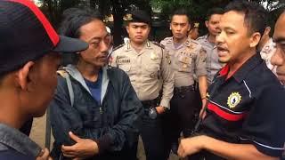Polisi Paksa Angkut Zombi Buruh Pertamna di Bekasi