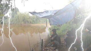 CAMP FISHINGmancing pinggir sungai angker di guyur hujan deras
