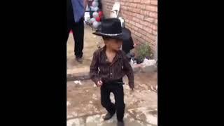 Niño Bailando El Bombon 