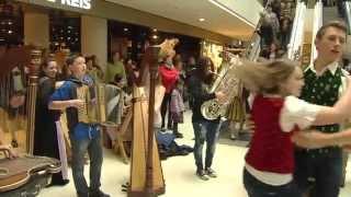 Aufghorcht in Innsbruck - Flashmob Kaufhaus Tyrol