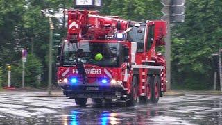 Solo durch den Regen  Einsatzfahrt 》FwK30-36391  Berliner Feuerwehr  Technischer Dienst 1