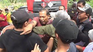 Demo Blokir Jalan di Tuban Warga Bentrok Dengan Polisi