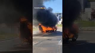 camión de bomberos incendiado en Madrid surrealista