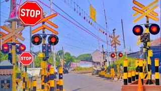 Malfungsi Palang Kereta Api Baru Perlintasan  Railroad Crossing Videos