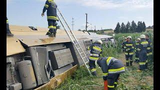 Zugunglück in Österreich Pendlerzug mit Schulkindern entgleist