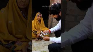 ऐसा वीडियो बहुत कम देखने को मिलता है भारत का सबसे जहरीला सांप जब इस गरीब बूढ़ी मां के घर में..