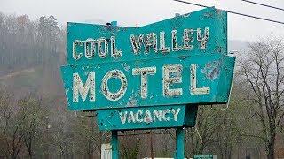 Exploring a Town full of Abandoned Motels and Vintage Neon signs from the 1950s60s