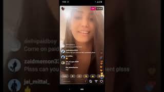 Poonam Pandey chat with viewers and show boobs