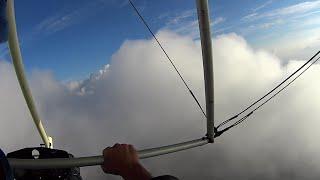 Красивый полёт в облаках. Выключаю двигатель в полёте. Flying on a motor hang glider in the clouds