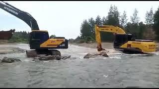 2 excavator Hyundai dan Sumitomo mandi bareng di sungai