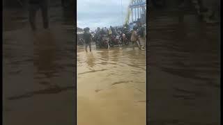 Banjir Besar Sangatta - Jembatan Jadi Parkiran