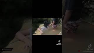 MANDI DI SUNGAI YANG HOT #tiktokvideo #tiktokviral #gadiscantik #hotnews