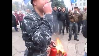 Полтава. Националисты из УПА и партия Свобода сожгли флаг и скандировали Комуняку   на гилляку