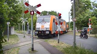 Spoorwegovergang Berlin-Spandau D  Railroad crossing  Bahnübergang