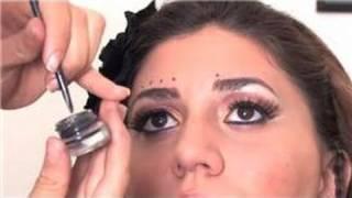 Tips From a Makeup Artist  How Do I Apply Belly Dancing Makeup?