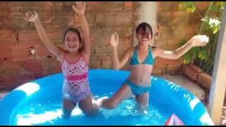 Brincando na Piscina