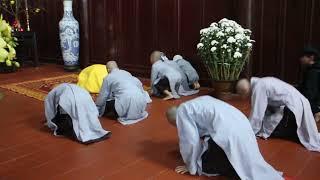 RITUAL SEMBAHYANG AGAMA BUDHA DI HUE VIETNAM