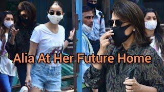 Alia Bhatt got snapped along with Nitu Kapoor at construction Site for there future House.....