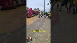 Una ayudita de estas personas lo saco de un apuro #trucks #trailers #camioneros #camiones #camion