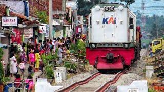 Kereta Kembali Membelah Pemukiman Di Jalur KA Cibatu-Garut Disambut Meriah Warga 