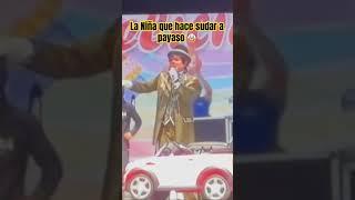 Niña que hace sudar a payaso 