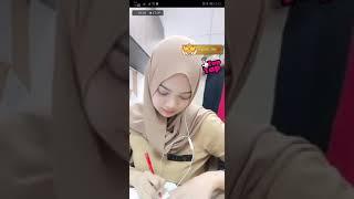 Liatin uting jilbab hot di goyang atas meja mantoel