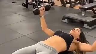 Mujer sexy en el GYM