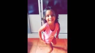 Menina de 3 anos dançando funk