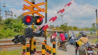 Bukan KRL Listrik Biasa  Double Headed Lokomotif Palang Pintu Perlintasan Kereta Api