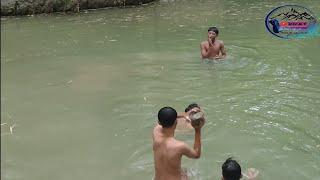 MANDI DI SUNGAI HIJAU LEMPAR BATU