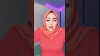 Hijab merah merona