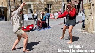 Busker gets them dancing in Hobart - ‘Sixteen Tons’