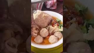 Bakso mie goyang lidah isian bakso kecil besar tetelan sayur toge krenyes ditabur bawang goreng