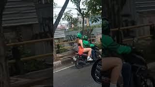 Pemandangan Penumpang Ojek Online di Bali