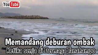 Memandang deburan ombakKetika senja di Dermaga Tanahampo